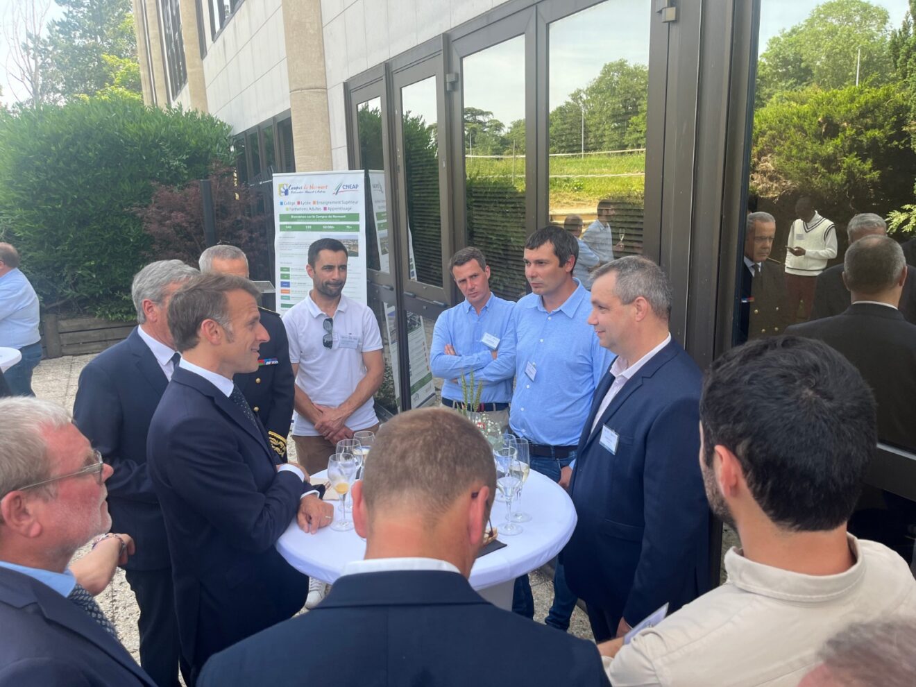 Laurent Lefur présente les solutions d’Antara Groupe autour de la filtration, de la régénération des huiles industrielles et de la décarbonation lors d’un échange avec le Président de la République française à l’occasion de Choose France.