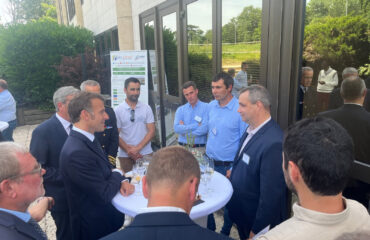 Photo de Florian (5) Laurent Lefur présente les solutions d’Antara Groupe autour de la filtration, de la régénération des huiles industrielles et de la décarbonation lors d’un échange avec le Président de la République française à l’occasion de Choose France.